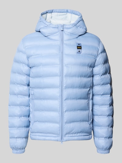 Produktfoto, hellblaue Steppjacke mit Zweiwege-Reißverschluss Modell 'CHARLES' von Blauer USA, Kapuze, seitliche Reißverschlusstaschen, Label-Detail, Regular Fit, glatte wattierte Oberfläche, strukturierte Quersteppungen.
