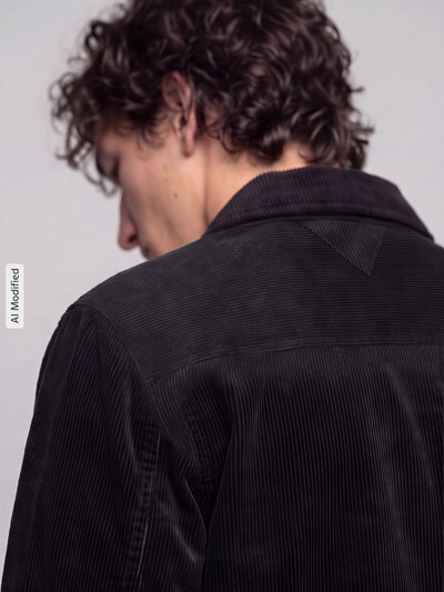 Männermodel trägt Regular Fit Freizeithemd aus reiner Baumwolle von Tommy Hilfiger, feiner Cord in dunklem Anthrazit, Ganzkörperansicht Rückansicht, KI-modifiziertes Bild