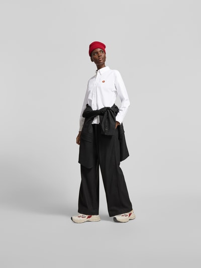 Frauenmodel trägt Regular Fit Hemdbluse aus Baumwolle von Kenzo, weiß, Button-Down-Kragen, Durchgehende Knopfleiste, Langärmeliges Design, Ganzkörperansicht von vorne.