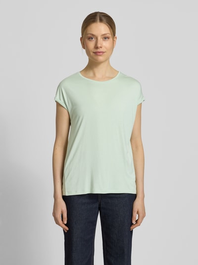 Frauenmodel trägt Loose Fit T-Shirt aus Viskose-Mix von Tom Tailor Denim, Optik: Unifarben, Passform: Loose-Fit, Rundhals, Kurzarm, Ganzkörperansicht von vorne.