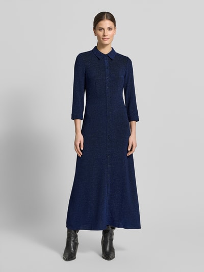 Vrouwenmodel draagt Hemdblusenkleid met 3/4-mouw model 'JOHANNA' van YAS, glanzend, A-lijn, maxilength, stretch, volledige voorkant, frontaal gezichtsbeeld.