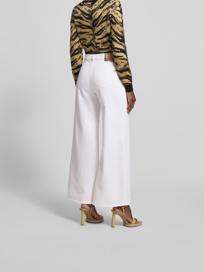 Frauenmodel trägt Relaxed Fit Jeans aus Baumwoll-Mix von Diesel in Weiß mit 5-Pocket-Design, Label-Detail, Rückansicht, Ganzkörperansicht.
