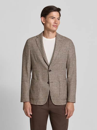 Männermodel trägt Slim Fit Sakko aus Schurwoll-Mix Modell 'C-Hanry-263' von BOSS in braunem Karo-Muster, Ganzkörperansicht von vorne.