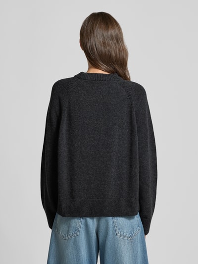 Vrouwenmodel draagt Loose Fit Pullover aus reiner Wolle van ARMEDANGELS, donkergrijs, grof gebreid, Ganzkörperansicht achteraan.
