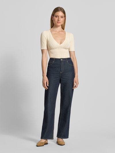 Frauenmodel trägt Slim Fit T-Shirt aus Viskose-Mix in Strick-Optik von Jake*s Casual, semitransparent, kurzärmelig, V-Ausschnitt, Ganzkörperansicht von vorne.