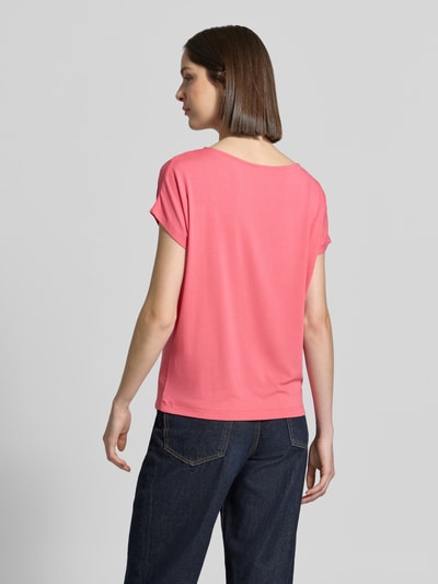 Frauenmodel trägt Relaxed Fit T-Shirt aus Viskose-Mix von s.Oliver RED LABEL, efekt: jednolity kolor, krój relaxed fit, okrągły dekolt, krótki rękaw, wykończenie materiału: dżersej, materiał: mieszanka wiskozy, Ganzkörperansicht Rückansicht