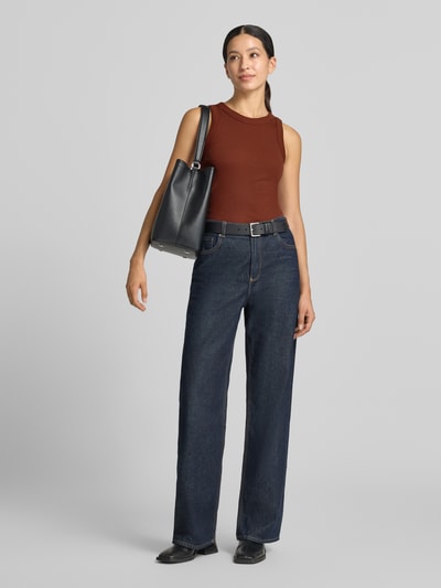 Frauenmodel trägt Skinny Fit Tanktop aus reiner Baumwolle von DRYKORN in Braun mit Ripp-Optik, kombiniert zu Jeans, Ganzkörperansicht von vorne.