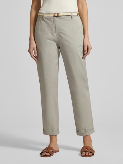 Modelka kobieca ma na sobie Casual Fit Chino mit Baumwoll-Anteil od Christian Berg Woman, mieszanka bawełny, pasek, zapięcie na guzik i zamek błyskawiczny, kieszenie boczne i tylne, skrócony fason, szerokość w rozmiarze 36: 41 cm, długość wewnętrzna nogawki w rozmiarze 36: 70 cm, jasnoszary kolor, prosty krój, gładka faktura, widok całej sylwetki z przodu.