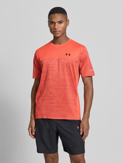 Męski t-shirt Regular Fit T-Shirt mit Logo-Print Modell 'Utility' von Under Armour, elastyczna mieszanka materiałów, okrągły dekolt, nadruk z logo, długość tyłu w rozmiarze M 62 cm, widok całej sylwetki z przodu.