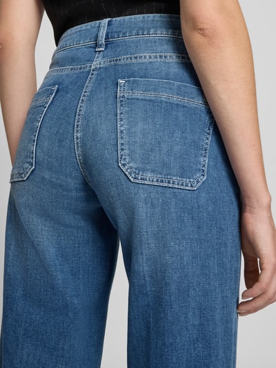 Vrouwenmodel draagt Straight Fit Jeans aus Baumwoll-Mix Modell 'TESS' van CAMBIO in klassiek blauwe tint, detailopname achterzijde, dames straight jeans van CAMBIO.