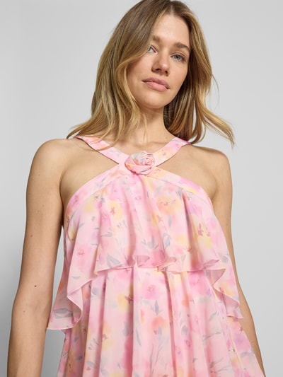 Frauenmodel trägt Volant Abendkleid mit V-Ausschnitt Modell 'FELICIA' von Vero Moda, unifarbenes Maxi Chiffonkleid, Nahaufnahme Oberkörper.