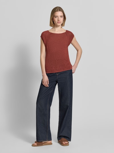 Frauenmodel trägt T-Shirt in Strick-Optik mit Rundhalsausschnitt von Stefanel, Flachs-Mix mit Baumwoll-Anteil, Straight Fit, Raglanärmel, Rückenlänge 52 cm, rostrot, Struktur sichtbar, Ganzkörperansicht von vorne.