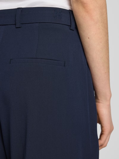 Mężczyznamodel nosi Straight Cropped Hose mit Bügelfalten von Smith and Soul, mieszanka materiałów z dodatkiem wiskozy, krój straight fit, kanty, krój krótki, szerokość w rozmiarze S 40 cm, długość wewnętrzna nogawki 66 cm, kolor granatowy, tekstura gładka, detal tyłu, zbliżenie na górną część spodni