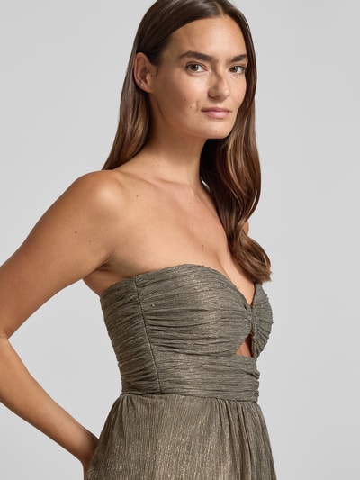 Vrouwenmodel draagt glanzend off-shoulderjurk met tailleband, getailleerde pasvorm en cut-out, Schimmerndes Off-Shoulder-Kleid met Taillenband van Jake*s Cocktail, ruglengte maat 36: 130 cm, borstwijdte maat 36: 34 cm, Nahaufnahme bovenlichaam