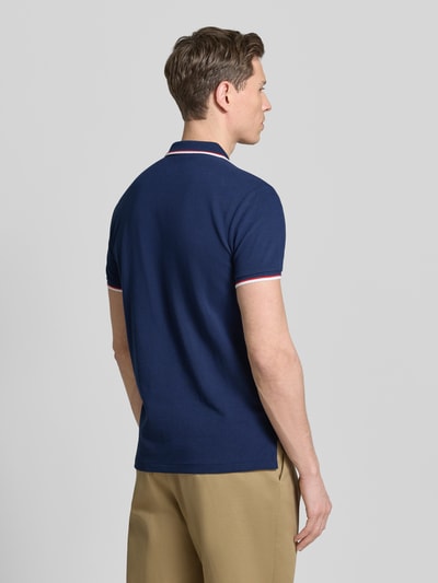 Männermodel trägt Slim Fit Poloshirt aus reiner Baumwolle von Polo Ralph Lauren, Optik: Unifarben, Regular-Fit, Piqué, Ganzkörperansicht Rückansicht.