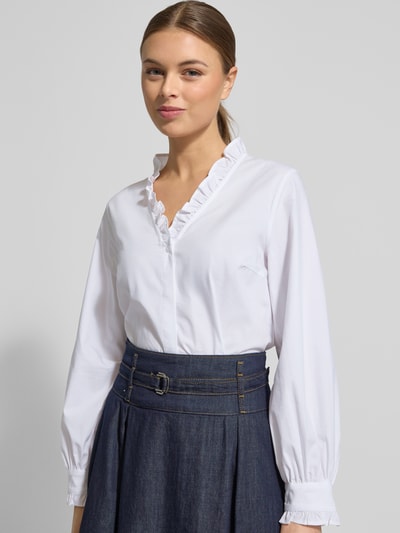 Frauenmodel trägt Hemdbluse mit Knopfleiste von More & More, Baumwoll-Mix, Stretch-Anteil, Volants, lockerer Schnitt, Nahaufnahme Oberkörper.