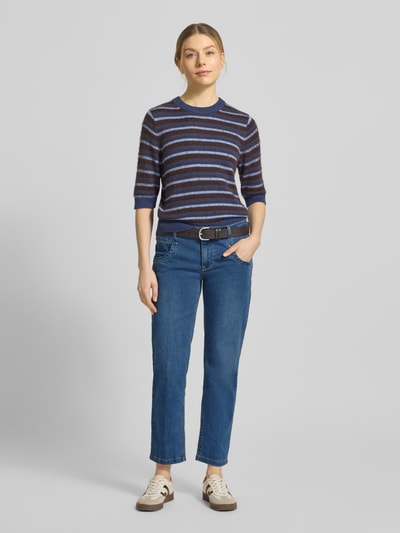 Frauenmodel trägt Straight Fit Jeans mit Eingrifftaschen von Buena Vista, blaue Denimfarbe, Baumwoll-Mix mit Stretch, Ganzkörperansicht von vorne.