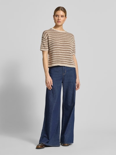 Frauenmodel trägt Loose Fit Pullover aus Baumwoll-Mix von Marc O'Polo, Optik:Allover-Muster, gestreift, Strick, Ganzkörperansicht von vorne.