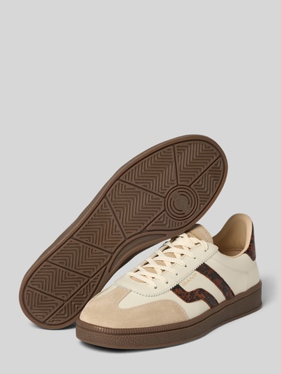 Produktfoto, cremefarbener Sneaker aus echtem Leder Modell 'Cuzima' von GANT mit brauner Sohle und Musterdetails, Damen Sneaker von GANT