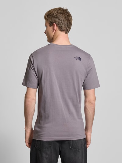 Männermodel trägt Regular Fit T-Shirt aus reiner Baumwolle Modell 'MOUNTAIN LINE' von The North Face in Grau, Rückenansicht, Ganzkörperansicht Rückansicht, Herren T-Shirt, Label-Print, Rundhalsausschnitt, Rückenlänge bei Größe M: 70 cm.