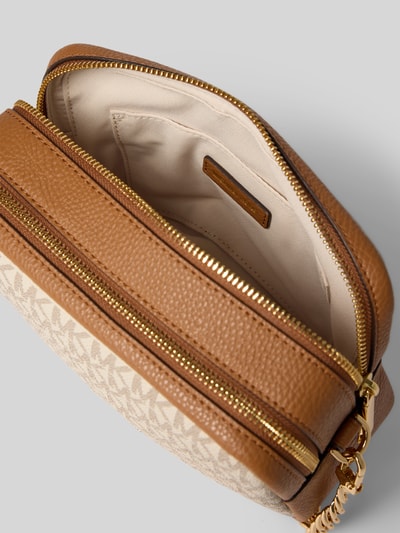 Produktfoto, Umhängetasche mit Label-Detail Modell 'BRYANT' von MICHAEL Michael Kors, Hauptfach mit Reißverschluss, Tragegriff in Gliederketten-Optik, beige-braune Farben, strukturierte und glatte Texturen, Breite 22 cm, Länge 15 cm, Tiefe 9 cm, Länge Schulterriemen 45 cm.