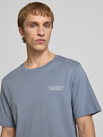 Männermodel trägt T-Shirt mit Label-Print und Rundhalsausschnitt von Jack & Jones in Blau, Reine Baumwolle, Regular-Fit, Nahaufnahme Oberkörper.