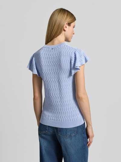 Vrouwenmodel draagt gebreid shirt van puur katoen met volants en ronde hals, nauwsluitende pasvorm, model 'Ganna' van MOS MOSH, ruglengte maat S 62 cm, mouwlengte 15 cm, lichtblauw met fijn structuurpatroon, ganzekörperansicht rückansicht.