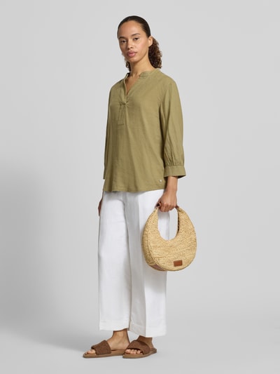 Frauenmodel trägt Blusenshirt aus Leinen-Viskose-Mix von Fynch-Hatton in Olive, gerader Schnitt, Tunikakragen, 3/4-Arm, Ganzkörperansicht von vorne.