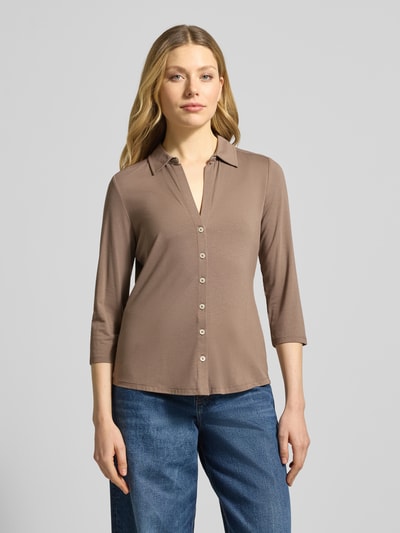 Kobiece modelka nosi Regular Fit Hemdbluse aus Viskose-Mix von Marc O'Polo, efekt: jednolity kolor, kołnierzyk koszulowy, dekolt w serek, rękaw o dł. 3/4, dół lekko zaokrąglony, mieszanka wiskozy, krój regular fit, przód, ujęcie całej sylwetki z przodu