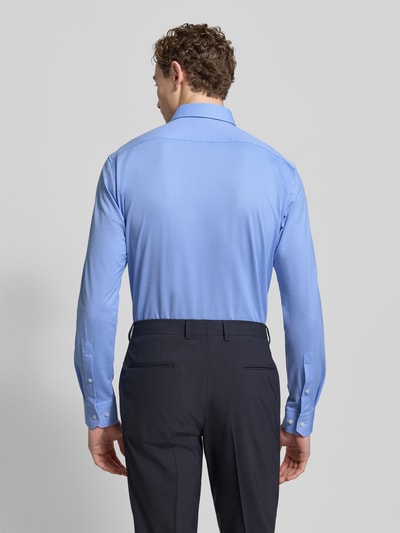 Männermodel trägt Regular Fit Businesshemd aus Pinpoint mit Stretch-Anteil von BOSS in Hellblau, Baumwoll-Mix, Rückenansicht, Ganzkörperansicht Rückansicht. Pflegeleicht, atmungsaktiv und schnell trocknend, Button-Down-Kragen, Knopfleiste, Sportmanschetten, Logo-Schriftzug.