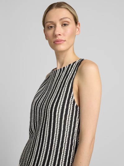 Vrouwenmodel draagt top im allover-look model 'Imesa' van OPUS, materiaalmix met katoen, slim fit, ronde hals, ruglengte maat 36: 57 cm, nahaufnahme bovenlichaam.