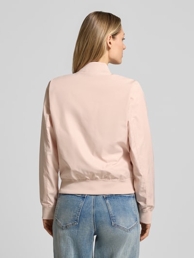 Vrouwenmodel draagt Regular Fit Jacke met opstaande kraag model 'Zaymi' van CARS JEANS, lichte stof, steekzakken, ritssluiting, elastische boorden, dames, ganzekamerzicht achteraan.