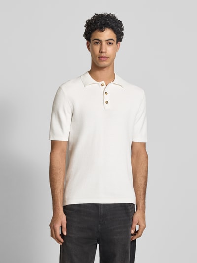 Männermodel trägt Regular Fit Poloshirt aus reiner Baumwolle Modell 'ERIC' von Only & Sons, unifarben, Struktur, Strick, Ganzkörperansicht von vorne.