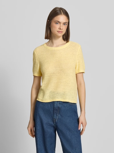 Frauenmodel trägt Regular Fit Strickpullover mit kurzen Ärmeln Modell 'SUNNY' von Only, Optik: Unifarben, Rundhals, Rollsaum, Seitenschlitze, Materialverarbeitung: Strick, Ganzkörperansicht von vorne.