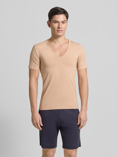 Männermodel trägt T-Shirt mit V-Ausschnitt von Mey, Baumwoll-Mix mit Stretch-Anteil, Slim Fit, beige, Ganzkörperansicht von vorne.
