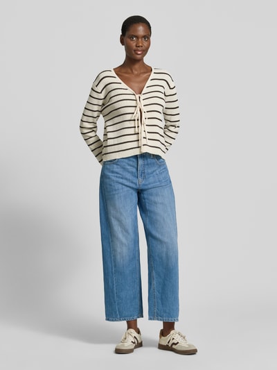 Frauenmodel trägt Barrel Jeans aus Baumwoll-Leinen-Mix Modell 'ORIA' von Cambio in Denim-Optik, Barrel Fit, Nieten, Label-Patch, Gürtelschlaufen, Knopf, verdeckter Reißverschluss, 5-Pocket-Design, Ganzkörperansicht von vorne.