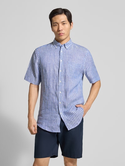 Männermodel trägt Regular Fit Freizeithemd aus Leinen von Christian Berg Men, blau-weiß gestreift, Button-Down-Kragen, Nahaufnahme Oberkörper.
