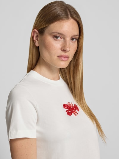Frauenmodel trägt T-Shirt mit Perlen und Rundhalsausschnitt von Stefanel in Weiß, Reine Baumwolle, Regular-Fit, Ganzkörperansicht von vorne, Rückenlänge bei Größe S: 52 cm.