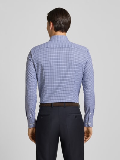 Männermodel trägt Slim Fit Businesshemd mit Kentkragen Modell 'P-HANK-K-261' von BOSS, Gitterkaro, mehrfarbig, Popeline, Ganzkörperansicht Rückansicht
