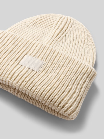 Produktfoto, Beanie in Strick-Optik mit Logo-Patch von Helly Hansen in Creme, Strukturmuster, fixer Bund, neutrale Farbgestaltung