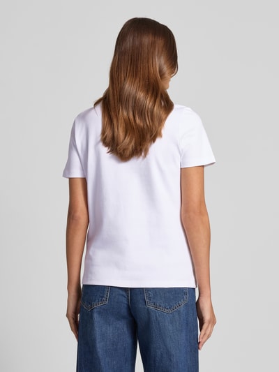 Frauenmodel trägt Regular Fit T-Shirt mit Motiv-Stitching von Smith and Soul aus reiner Baumwolle, weiße Farbe, Rückansicht, Ganzkörperansicht Rückansicht.