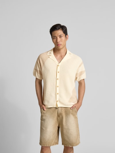 Männermodel trägt Relaxed Fit Freizeithemd in Strick-Optik von Don't Waste Culture aus Baumwoll-Mix, beige Töne, Reverskragen, Ganzkörperansicht von vorne.
