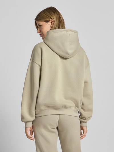 Gina Tricot Bluza z kapturem, obniżonymi ramionami i kieszenią kangurką Piaskowy 5