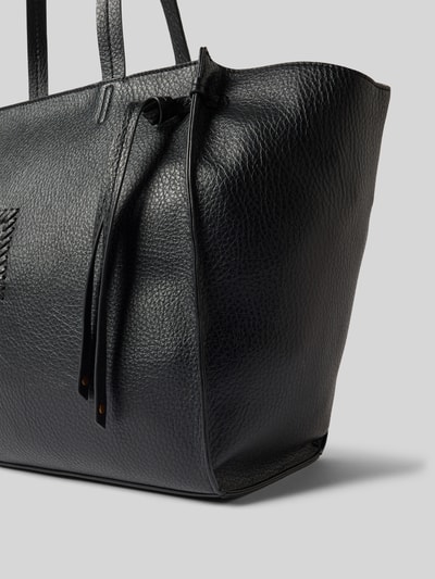 Produktfoto, Tote Bag mit Logo-Detail Modell 'Lapis' von Liu Jo White in schwarzer Leder-Optik mit strukturierter Textur und schmalen Schulterriemen, Hauptfach mit Reißverschluss, Reißverschlussfach innen, Maße ca. 47 cm Breite, 30 cm Länge, 17 cm Tiefe, Schulterriemen 64 cm, Damen Bag.