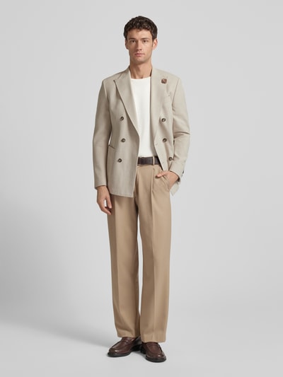 Männermodel trägt Slim Fit Sakko aus Schurwoll-Baumwoll-Mix Modell 'Heazy' von JOOP! Collection, beiger Zweireiher, Ganzkörperansicht von vorne.