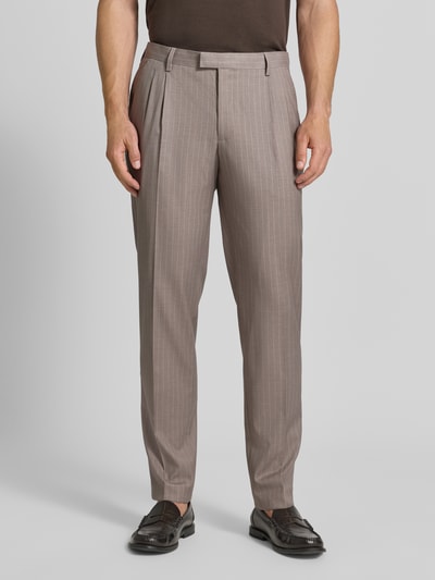Männermodel trägt Anzughose mit Bügelfalten von MCNEAL, Regular Fit, braun mit Allover-Look, Nahaufnahme Oberkörper.