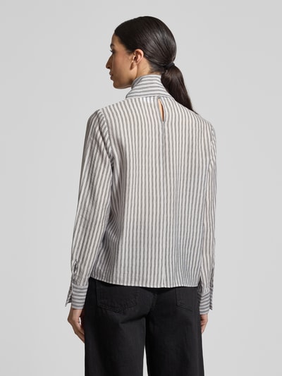 Frauenmodel trägt Regular Fit Schluppenbluse mit Streifenmuster von Jake*s Collection, Lyocell-Mix, Rückansicht Ganzkörperansicht.