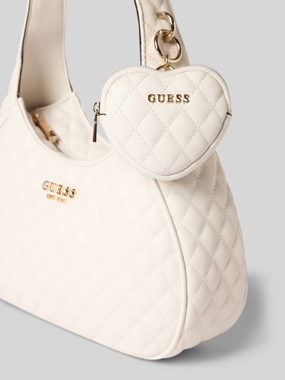 Produktfoto, cremefarbene Handtasche mit Steppnähten Modell 'ATABEY HOBO' von Guess, Hauptfach mit Reißverschluss, Label-Applikation, Tragehenkel, Herz-Anhänger, Maße: 22x20x8 cm, Schulterriemenlänge 50 cm.