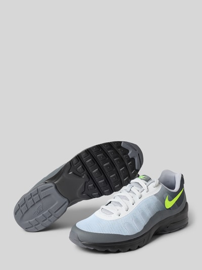 Produktfoto, Sneaker mit Logo-Print Modell 'Air Max Invigor' von Nike für Herren in Grau mit Weiß und Neongrün, abgerundete Passform, Schnürverschluss, profilierte Sohle, Absatzhöhe 4 cm, Schafthöhe 7 cm, Schaftweite 6 cm, strukturierte Oberfläche