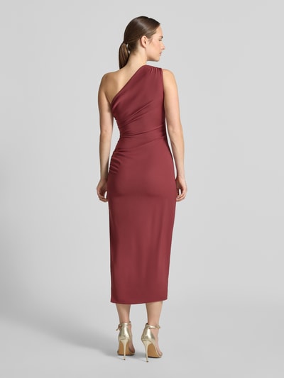 Frauenmodel trägt Eng anliegendes Cocktailkleid mit One-Shoulder von Jake*s Cocktail in Dunkelrot, glatte Textur, Ganzkörperansicht Rückansicht.